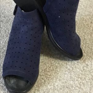 Beautiful slingback, Velcro closure. Steven by Steve Madden in stunning navy!